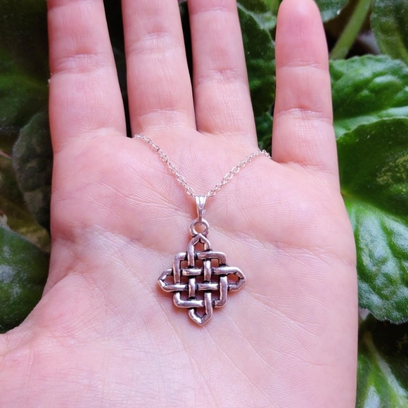 New Silver Celtic Knot Necklace - Picture 4 of 16
